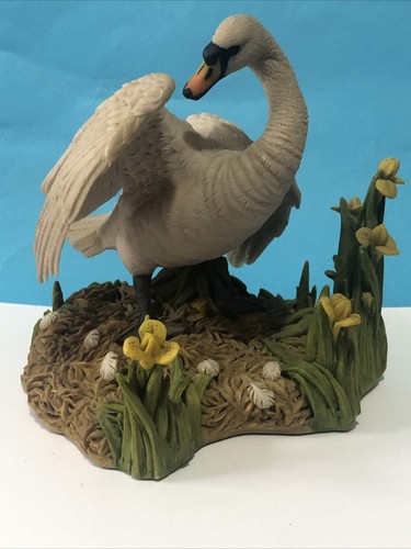 Swan figurine 1992 excellent - swan,