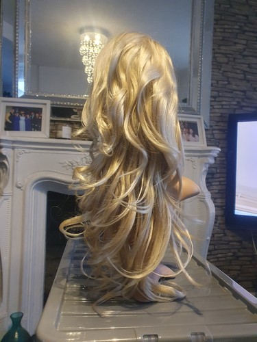 Highlighted blonde wig 24 - highlighted, 3/4
