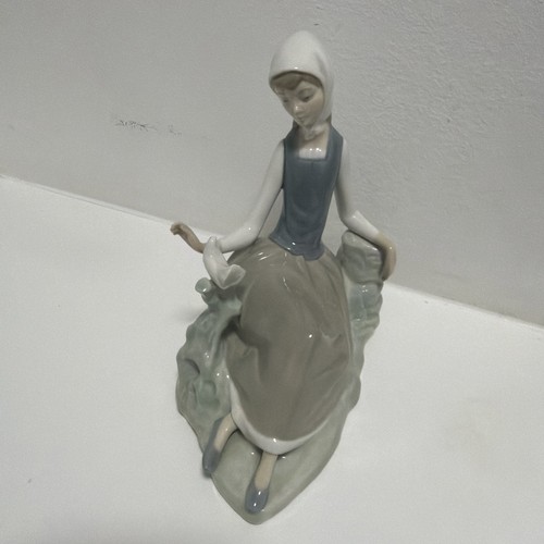 Lladro 4660 girl sat - "girl,