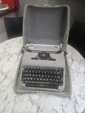 Olympia de Luxe Portable Manual Typewriter SM3