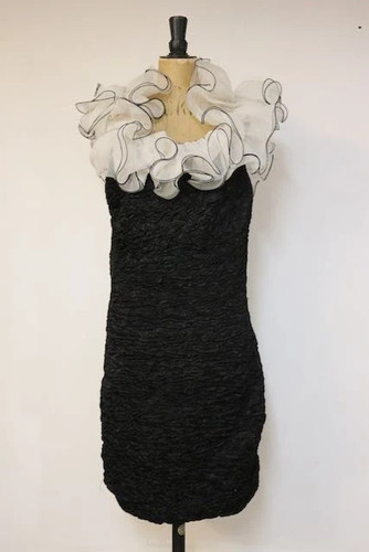 Stunning vintage ruffle black - stunning,