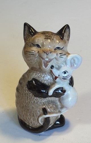 Beswick laughing cat - "laughing, mouse"