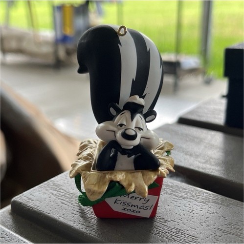 Pepe pew skunk hanging - pew,