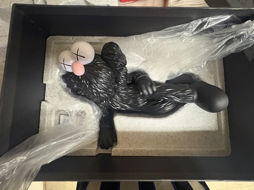 Kaws time off black vinyl - black,