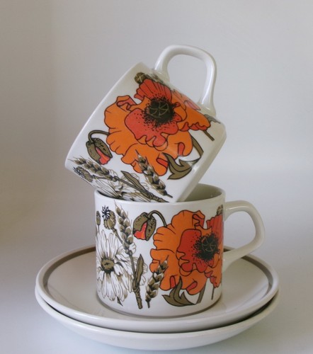 Two meakin poppy cups - g,