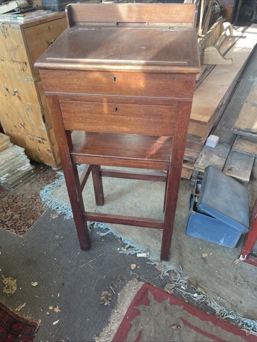 Lecturn desk - /desk,