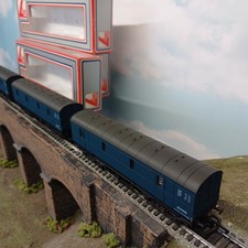 Lima 305250W GUV Parcel Vans x