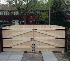 WOODEN DRIVEWAY GATES! 6FT HIGH 10FT 6" WIDE (TOTAL WIDTH) FREE HINGES & LOCK