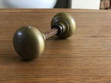 ANTIQUE VICTORIAN BRASS DOOR KNOBS WITH SPINDLE IDEAL OLD HOUSE COTTAGE