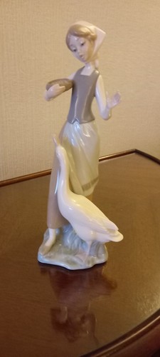 Lladro figurine 1052 girl - lladro,