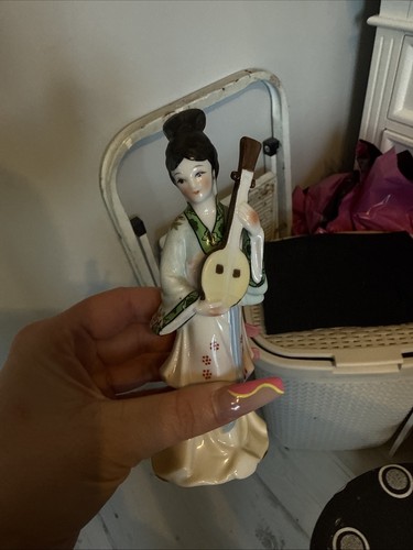 Lady geisha playing instrument - playing,