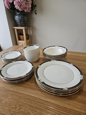 Royal Doulton, Vogue Collection, complete 30 piece dinner service.