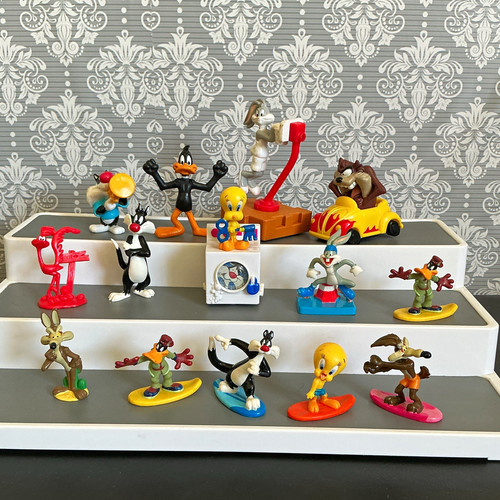 Mixed lot looney tunes figures - lot,