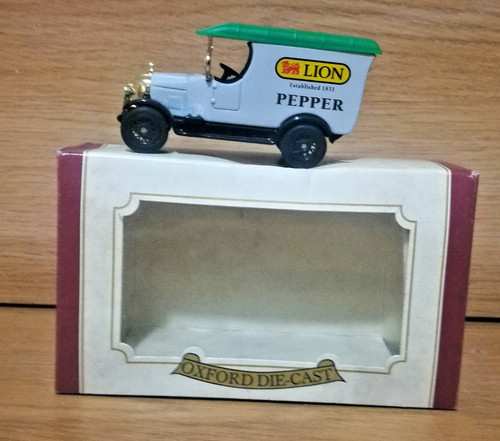 Oxford diecast lion - lion, pepper