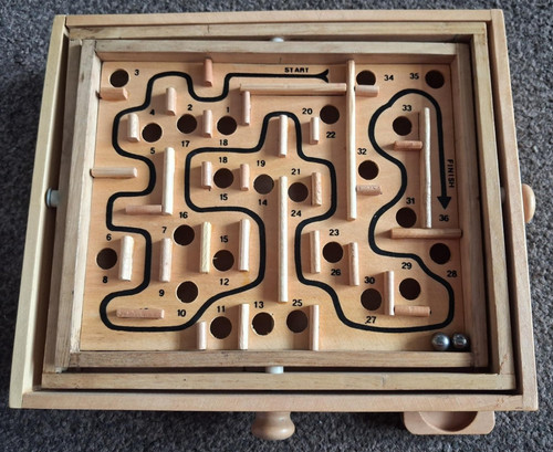 Labyrinth challenge game - , a