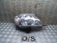 BFD077228 2010 TOYOTA HILUX 3.0 AUTO HEADLIGHT O/S BROKEN LUG