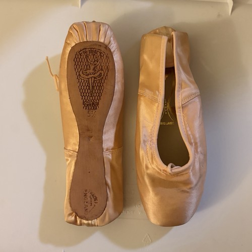 Freed pointe shoes euc - freed,