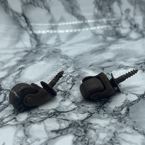Rusty old casters in - rusty,
