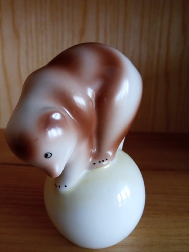 Hollohaza porcelain bear - on, a