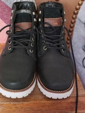 QuickSilver boots size 6 black leather Upper with White sole