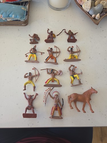 Vintage plastic indians - 1:32,