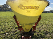 Fertiliser spreader tractor mounted
