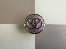 1x EXCELLENT TOYOTA YARIS 57mm ALLOY WHEEL CENTRE CAP