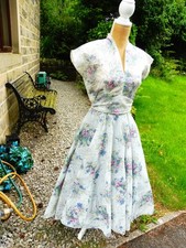 Vintage 1950's floral day dress superb full skirted with belt small