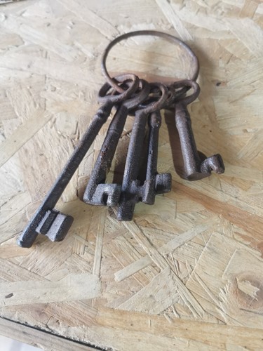Bunch old lock keys - 5,