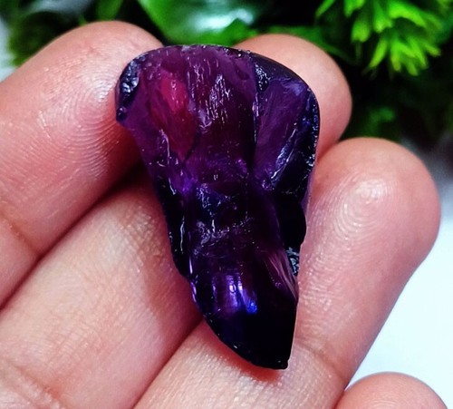 Violet taaffeite uncut - violet, rough