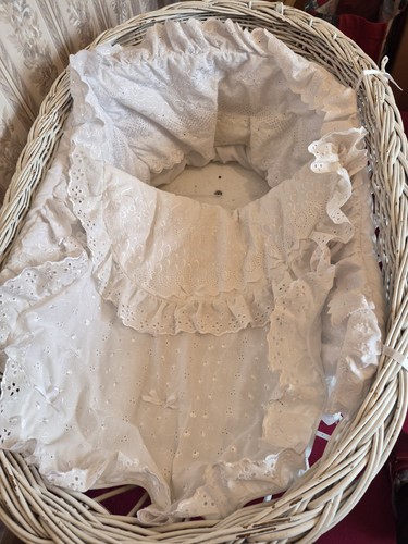 White wicker moses - white,