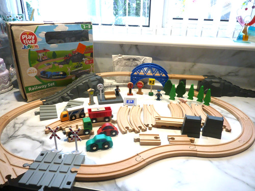 Large wooden train set - train,