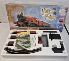 HORNBY Harry Potter & The Chamber of Secrets Hogwarts Express Train Set I4