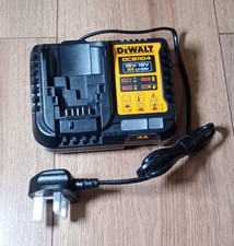DeWalt DCB1104 XR Fast Charger