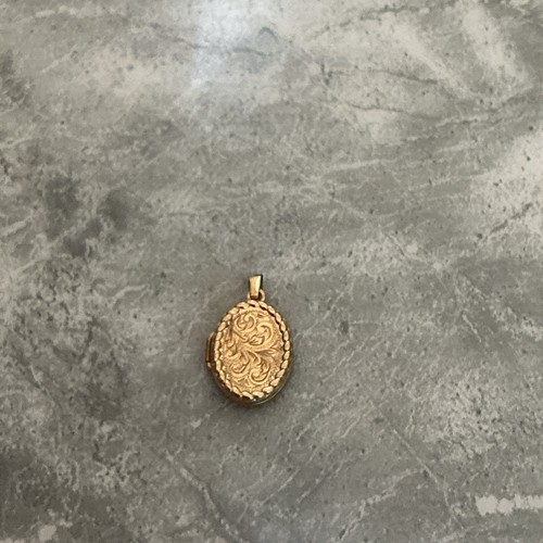 9ct gold locket 375 - locket, solid