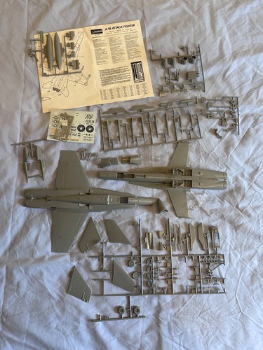 Monogram scale f 18 - 1/48, f-18