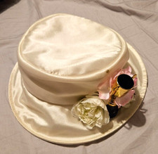 BHS Ivory Ladies race day hat with cup & horse decoration