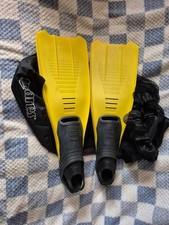 Mares Clipper Scuba Diving Fins 5 1/2 - 6 1/2 With Mares Mesh Storage Bag