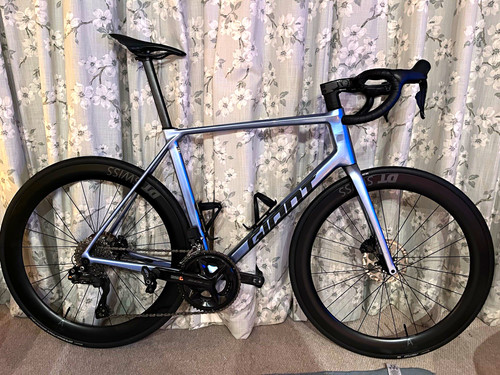 Giant carbon fibre road bike - giant,