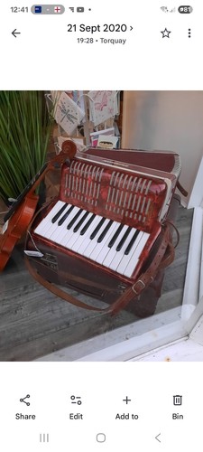 Key worldmaster accordian - key,
