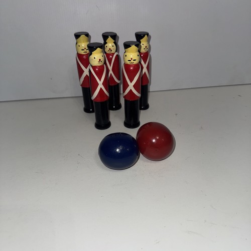 Vintage wooden skittles with - 5,