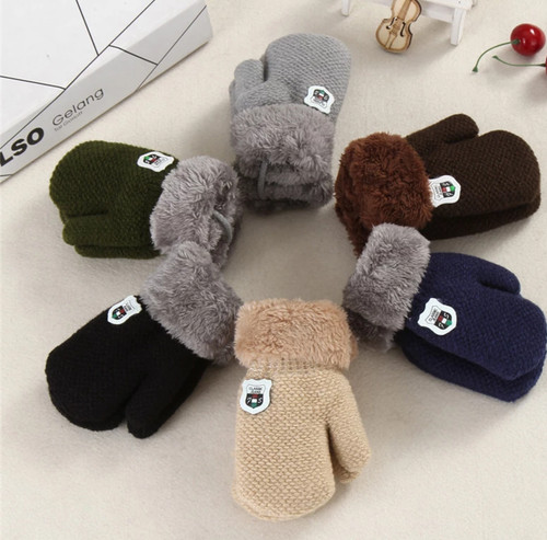 Gloves string mittens - on,
