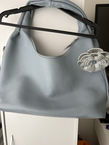 Lovely pale blue - pale, shoulder