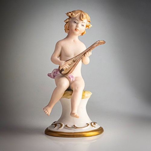 Capodimonte cherub playing - capodimonte,