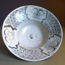 Antique Chinese Swatow or Anamese Ming dynasty Bowl