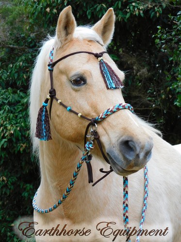 Tasselled simple chinstrap - tasselled,