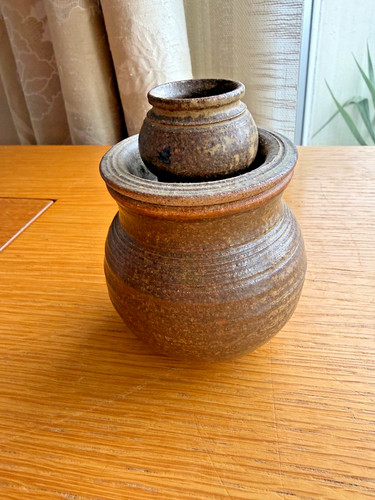 Striking studio pottery - studio, lidded