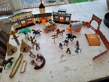 WESTERN COWBOYS & INDIANS TOWN SET 28 PIECES BUILDINGS AND FIGURES