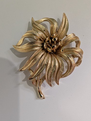 Vintage crown trifari goldtone - crown,
