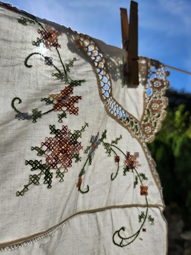 Vintage hand embroidered - hand,
